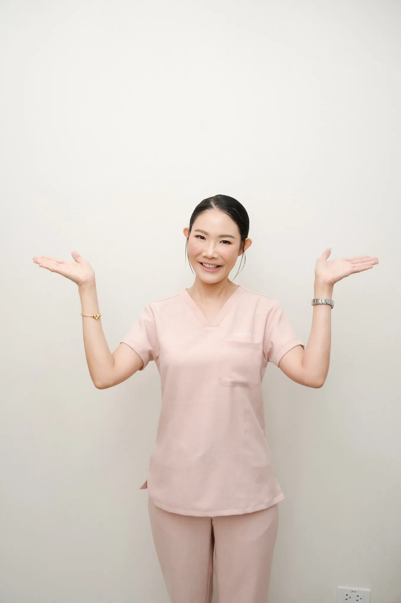 Dr. Natthanun Bhoomiboonchoo (Vik) at Na Clinic Bangkok